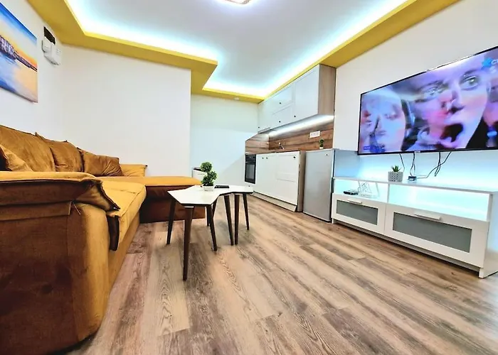 Yellow Apartment Warna